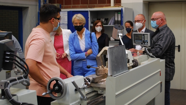 NRW-Schulministerin Feller zu Besuch am btg